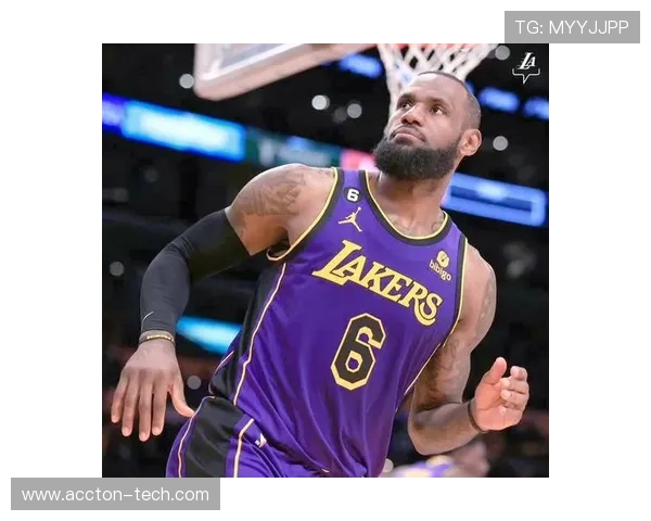 洛杉矶湖人鏖战劲敌巅峰对决引爆全场激情时刻 洛杉矶湖人鏖战劲敌巅峰对决引爆全场激情时刻