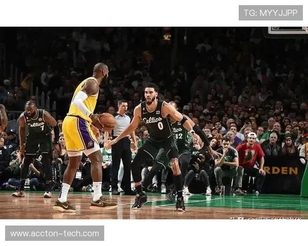 湖人大战凯尔特人迎来新赛季激烈对决 谁能在经典对抗中笑到最后