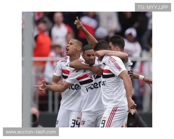 圣保罗与巴竞技激战正酣比分悬念迭起精彩瞬间回顾 圣保罗与巴竞技激战正酣比分悬念迭起精彩瞬间回顾